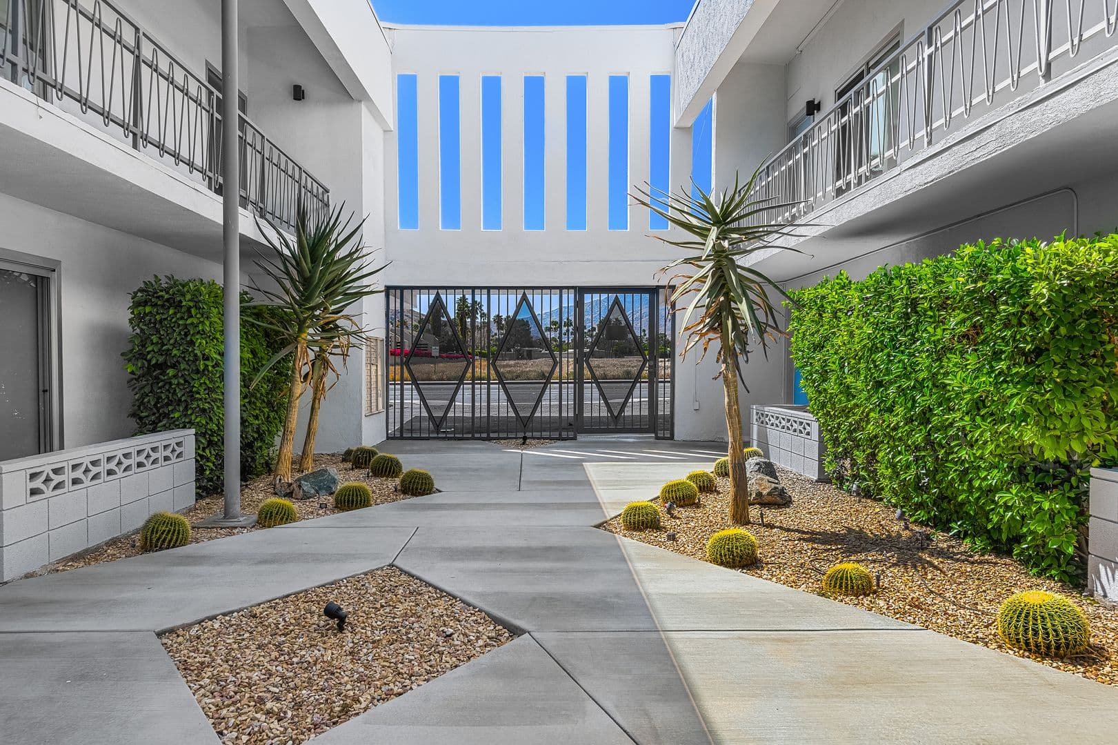 Palm Springs Apartment: 1530 E. Palm Canyon Dr.