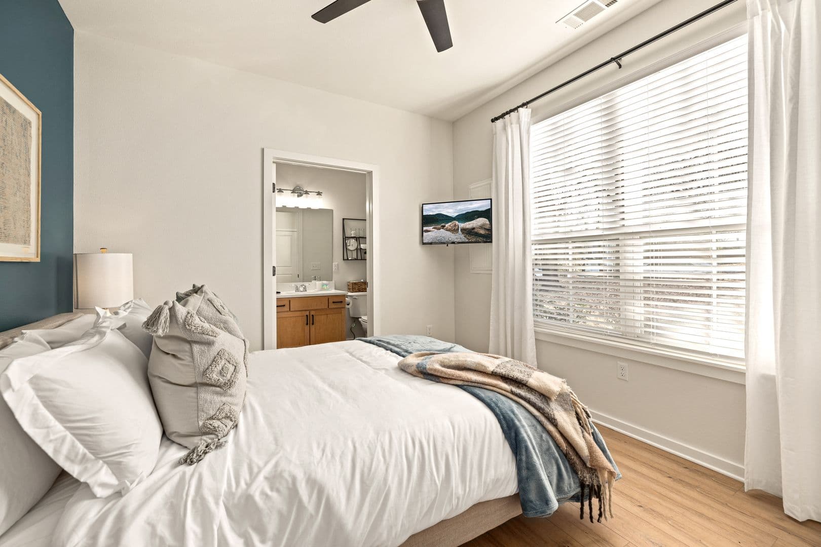 Fayetteville House: 40 E. Maple Street #1