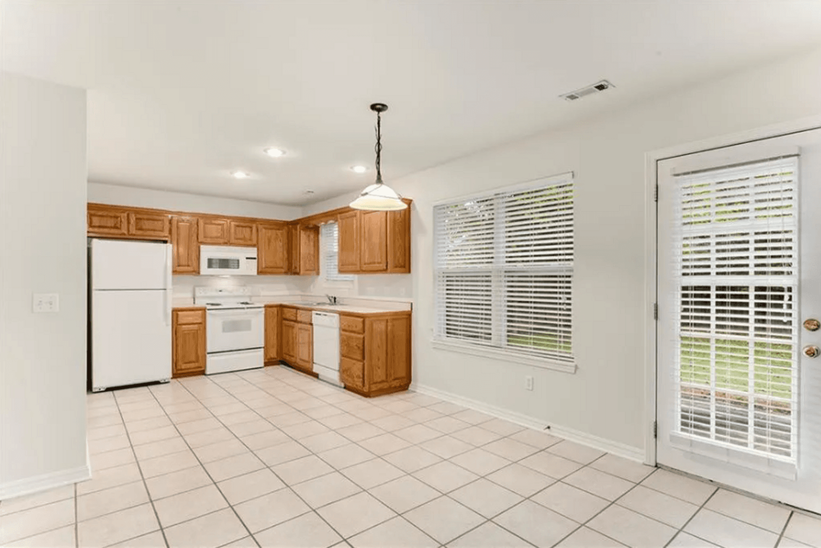Fayetteville House: 1480 E Masonic Drive