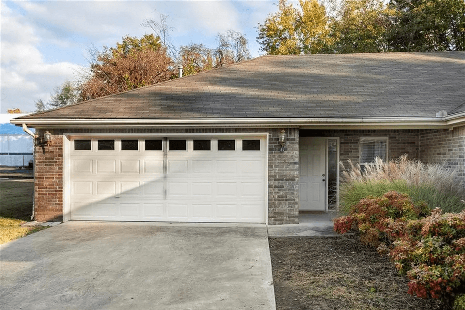 Fayetteville House: 1480 E Masonic Drive