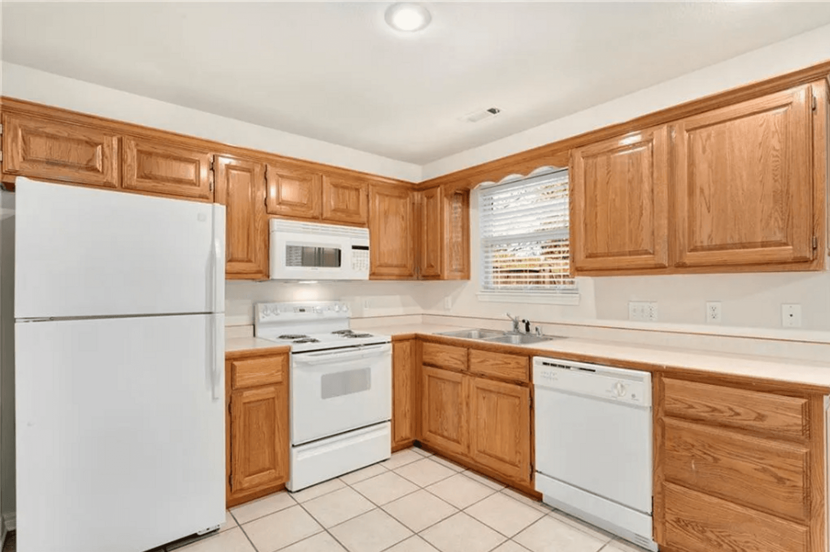 Fayetteville House: 1480 E Masonic Drive