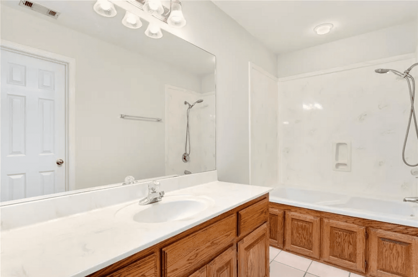 Fayetteville House: 1480 E Masonic Drive