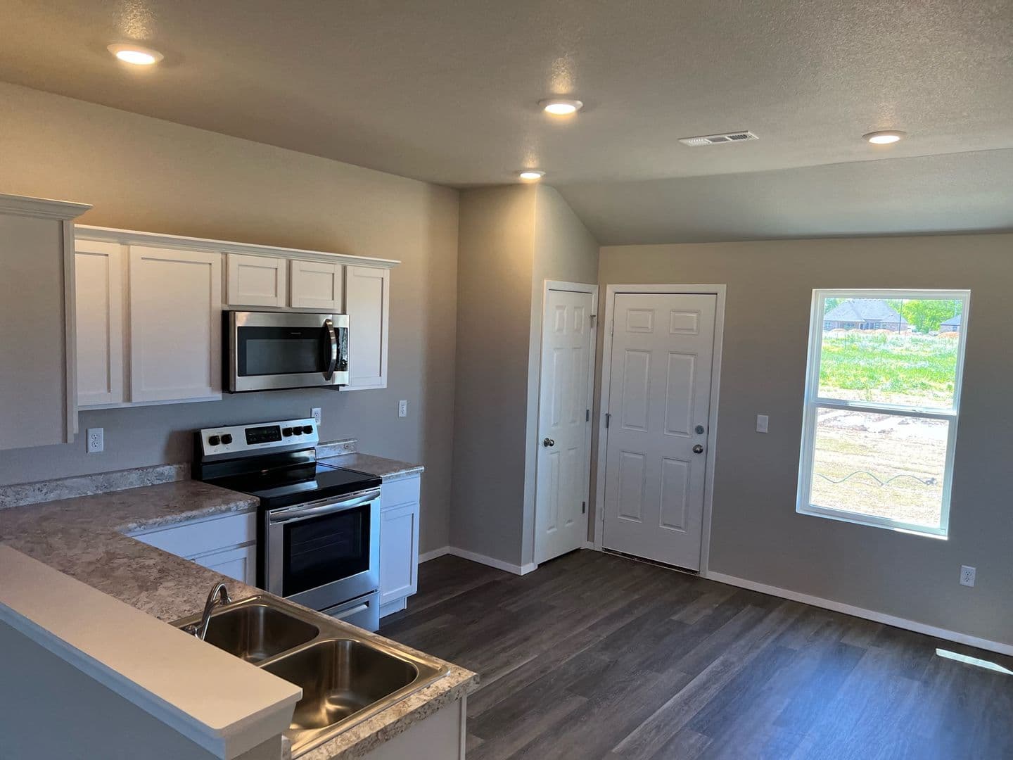 Siloam Springs House: 812 W Tanner Drive