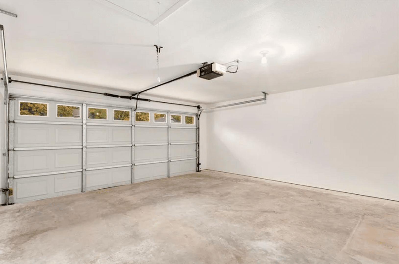 Fayetteville House: 1480 E Masonic Drive