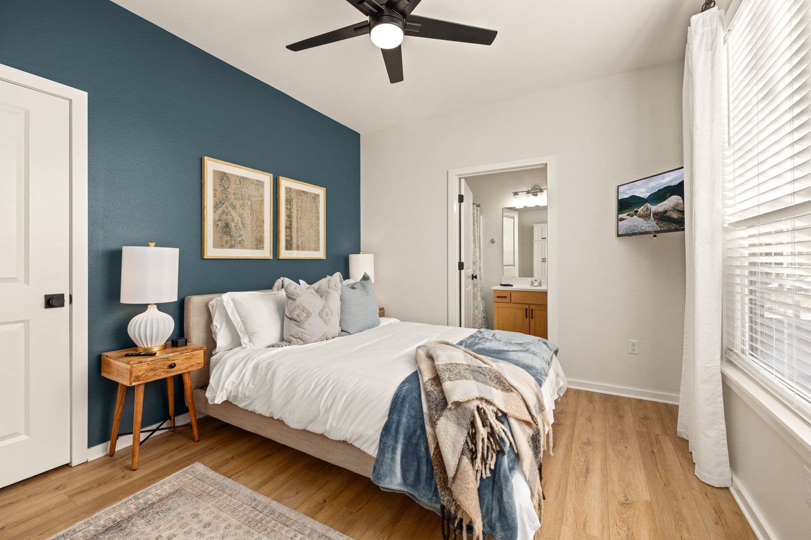 Fayetteville House: 40 E. Maple Street #1