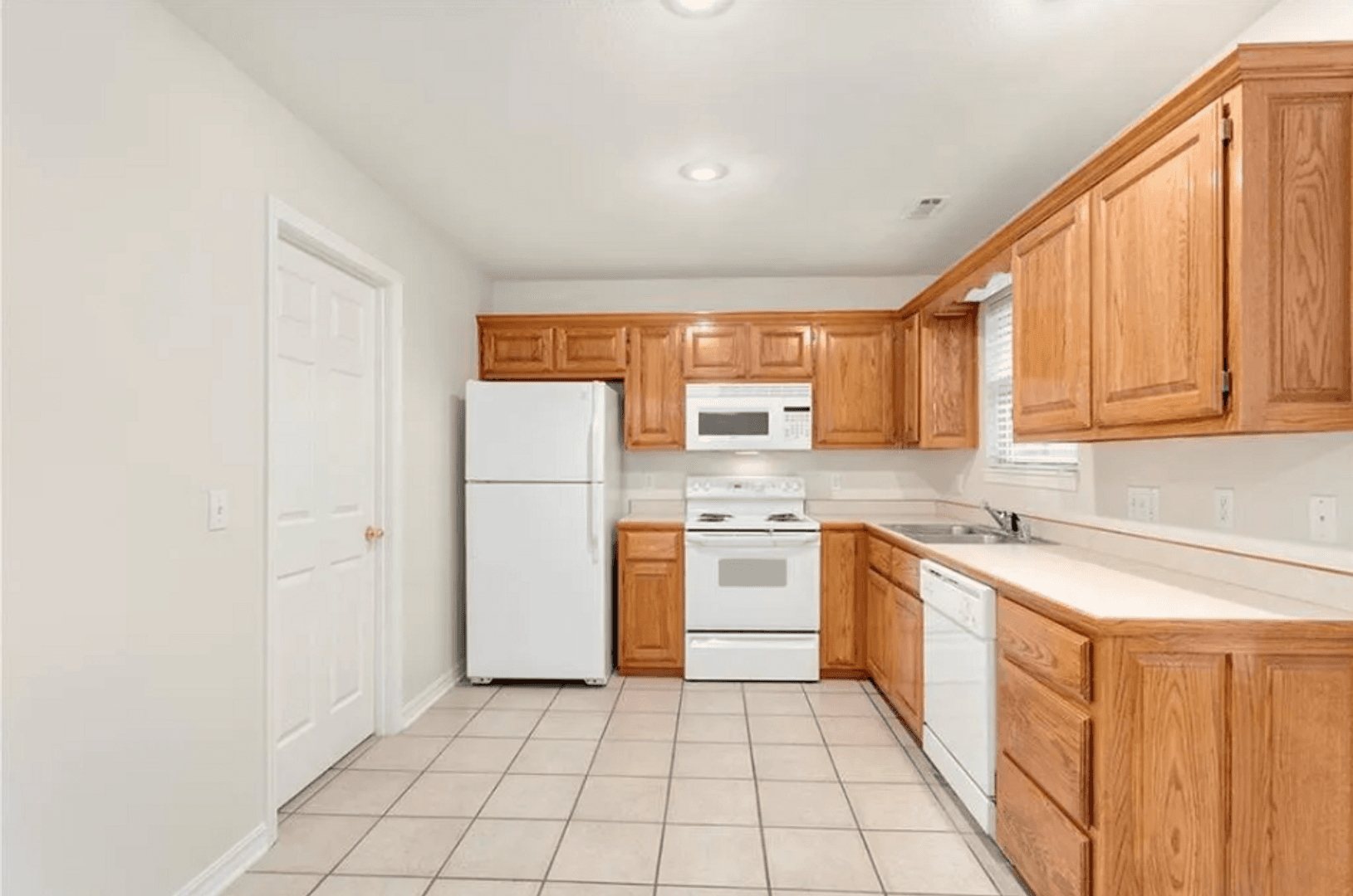 Fayetteville House: 1480 E Masonic Drive