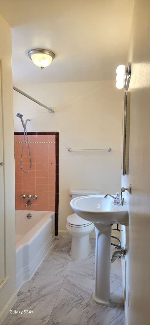 Seattle Apartment: 7542 15th Ave. NW
