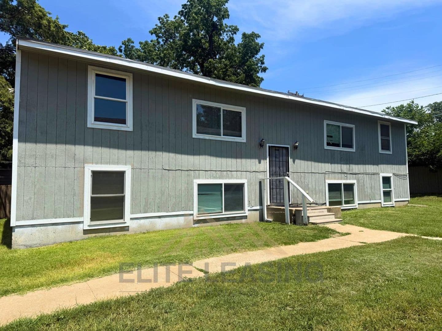 Topeka Apartment: 2810 SE Monroe St