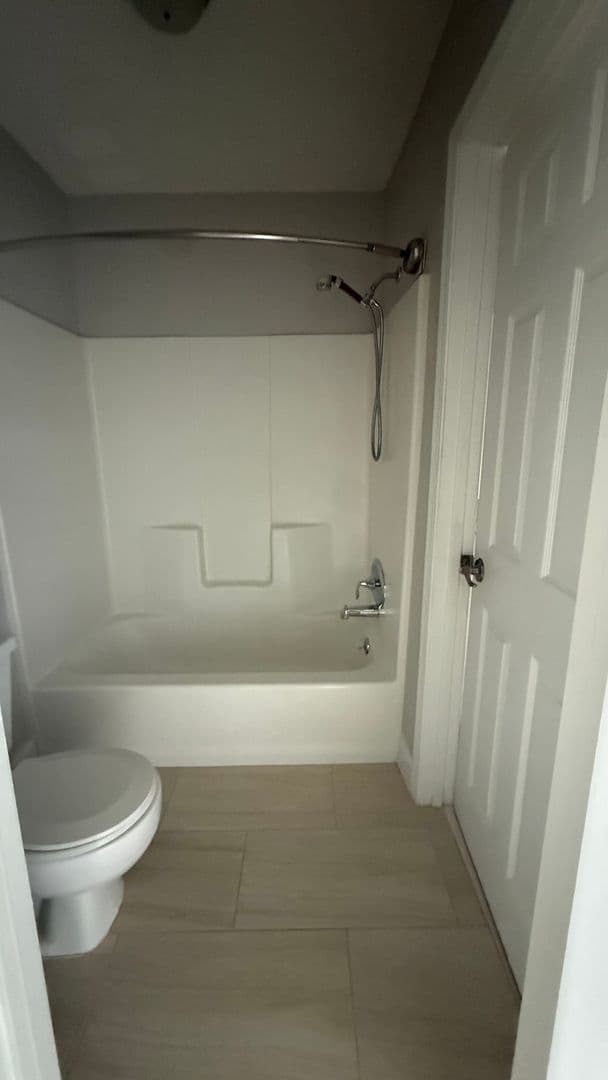 North Charleston House: 8016 Thelen St
