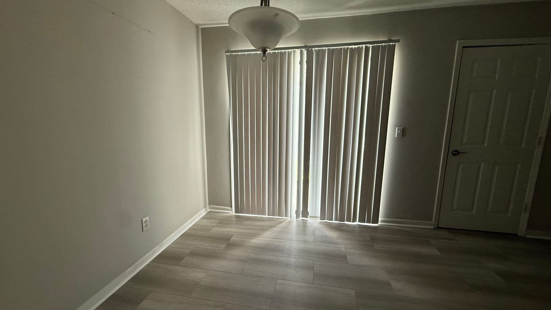 North Charleston House: 8016 Thelen St