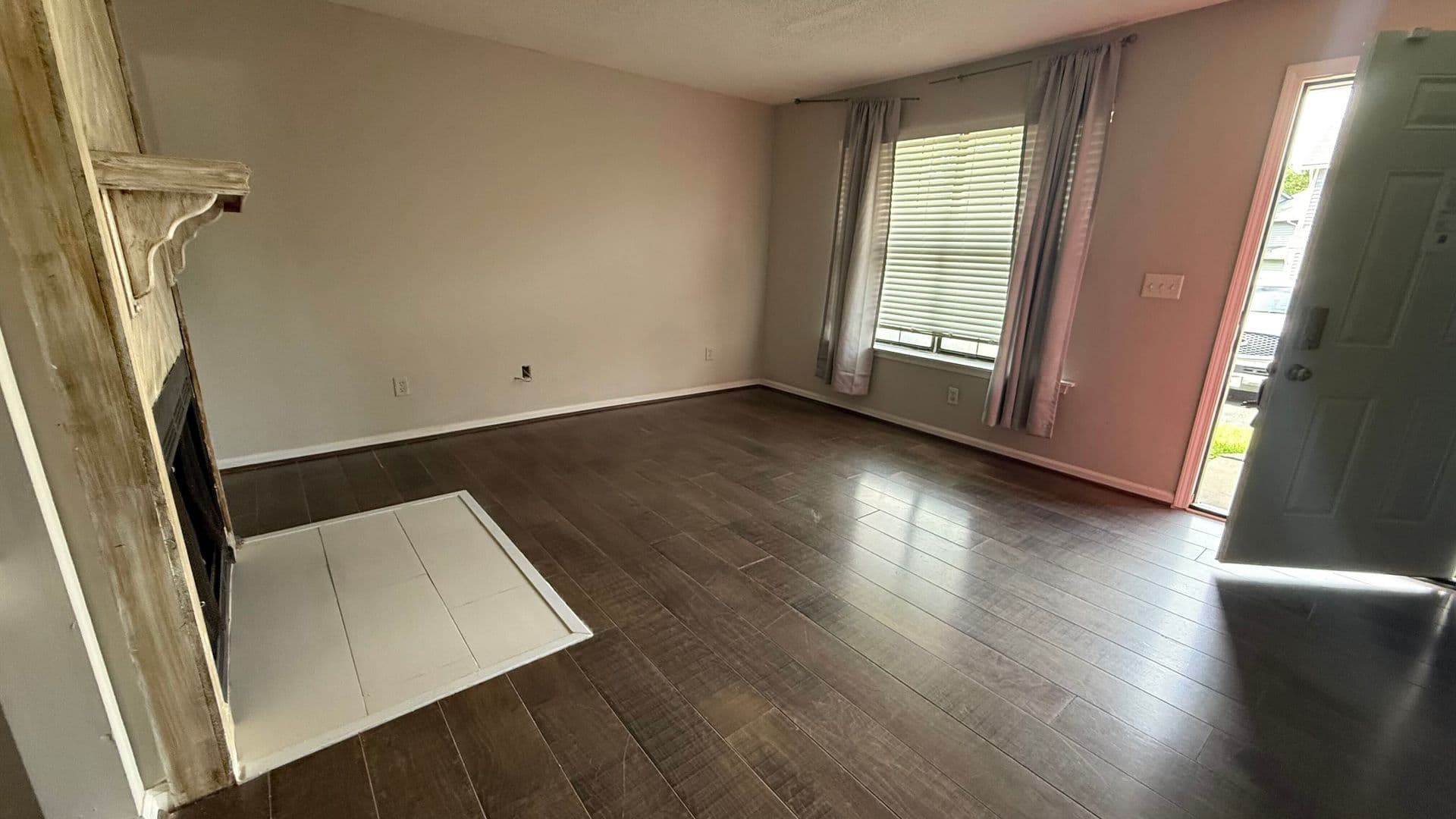 North Charleston House: 8016 Thelen St