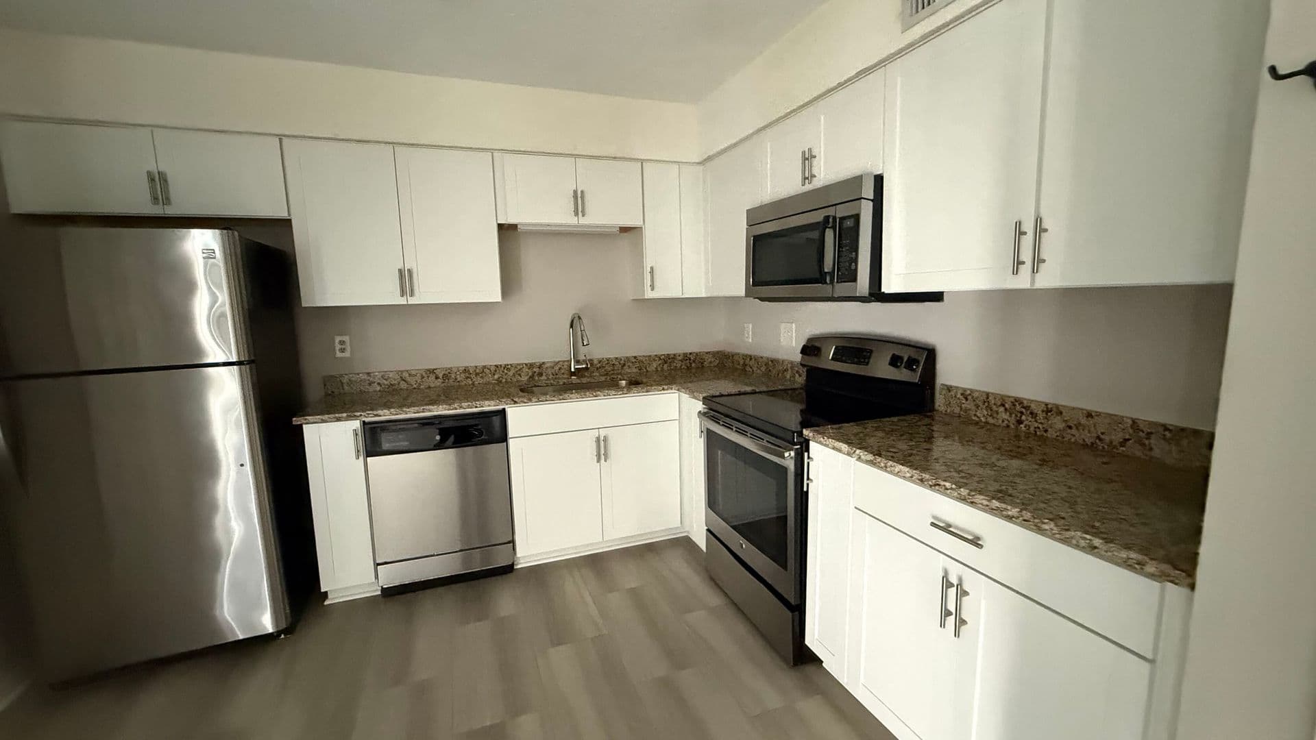 North Charleston House: 8016 Thelen St