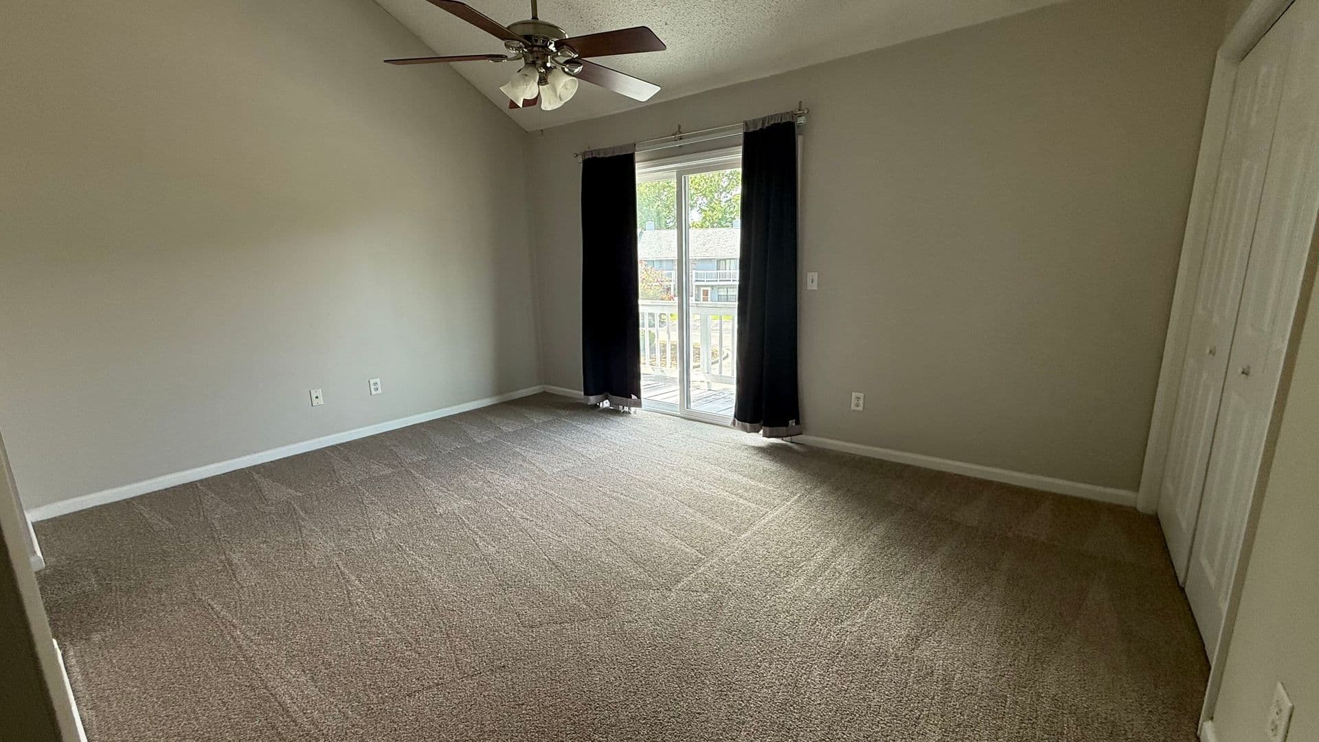 North Charleston House: 8016 Thelen St
