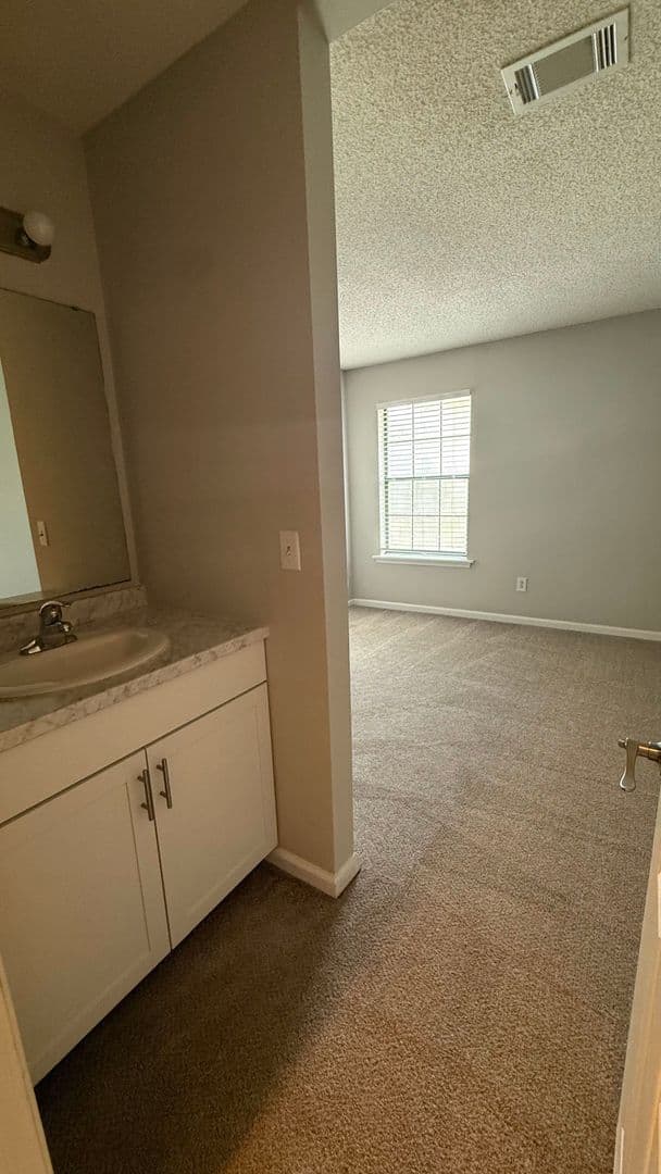 North Charleston House: 8016 Thelen St