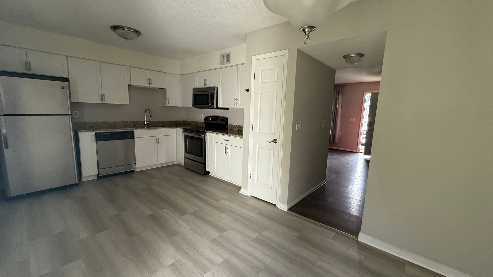 North Charleston House: 8016 Thelen St