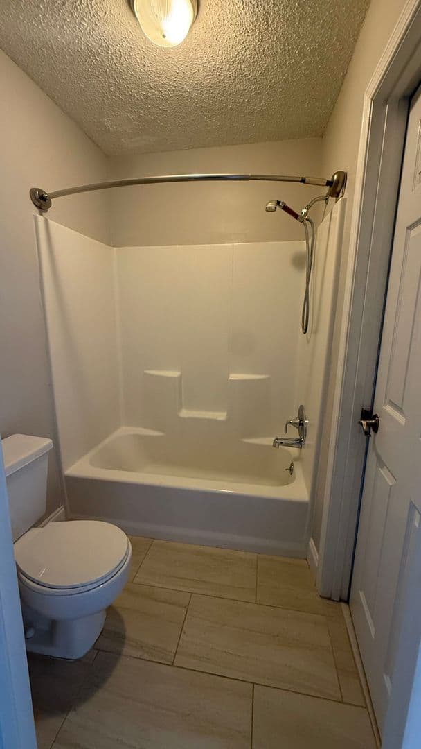 North Charleston House: 8016 Thelen St