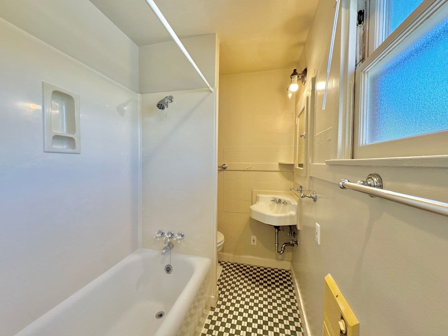 Sacramento Apartment: 1028 33rd Street