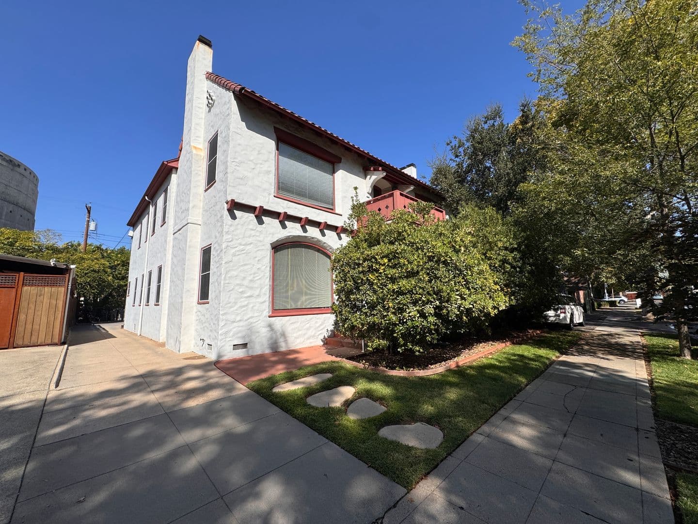 Sacramento Apartment: 1028 33rd Street