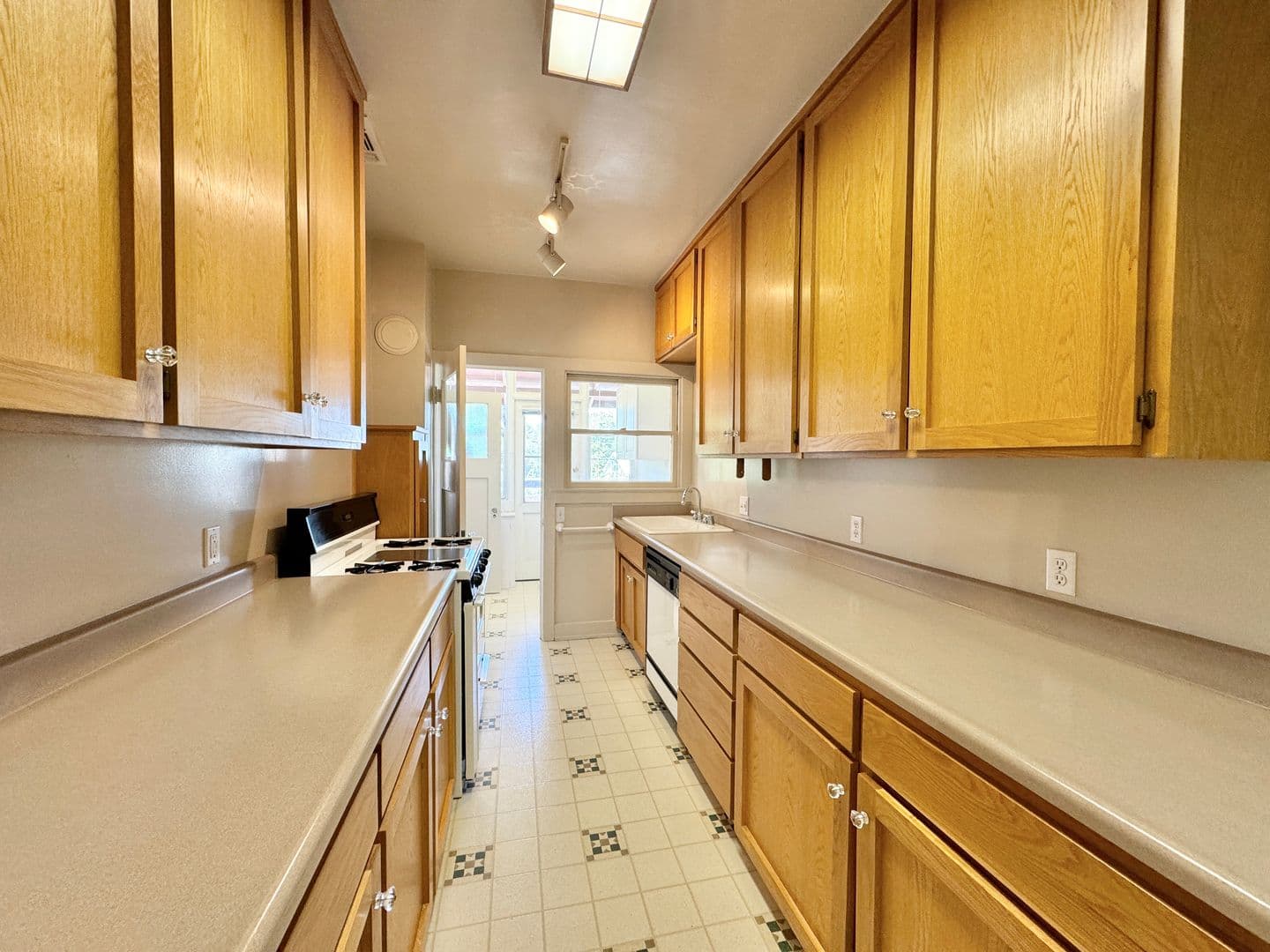 Sacramento Apartment: 1028 33rd Street