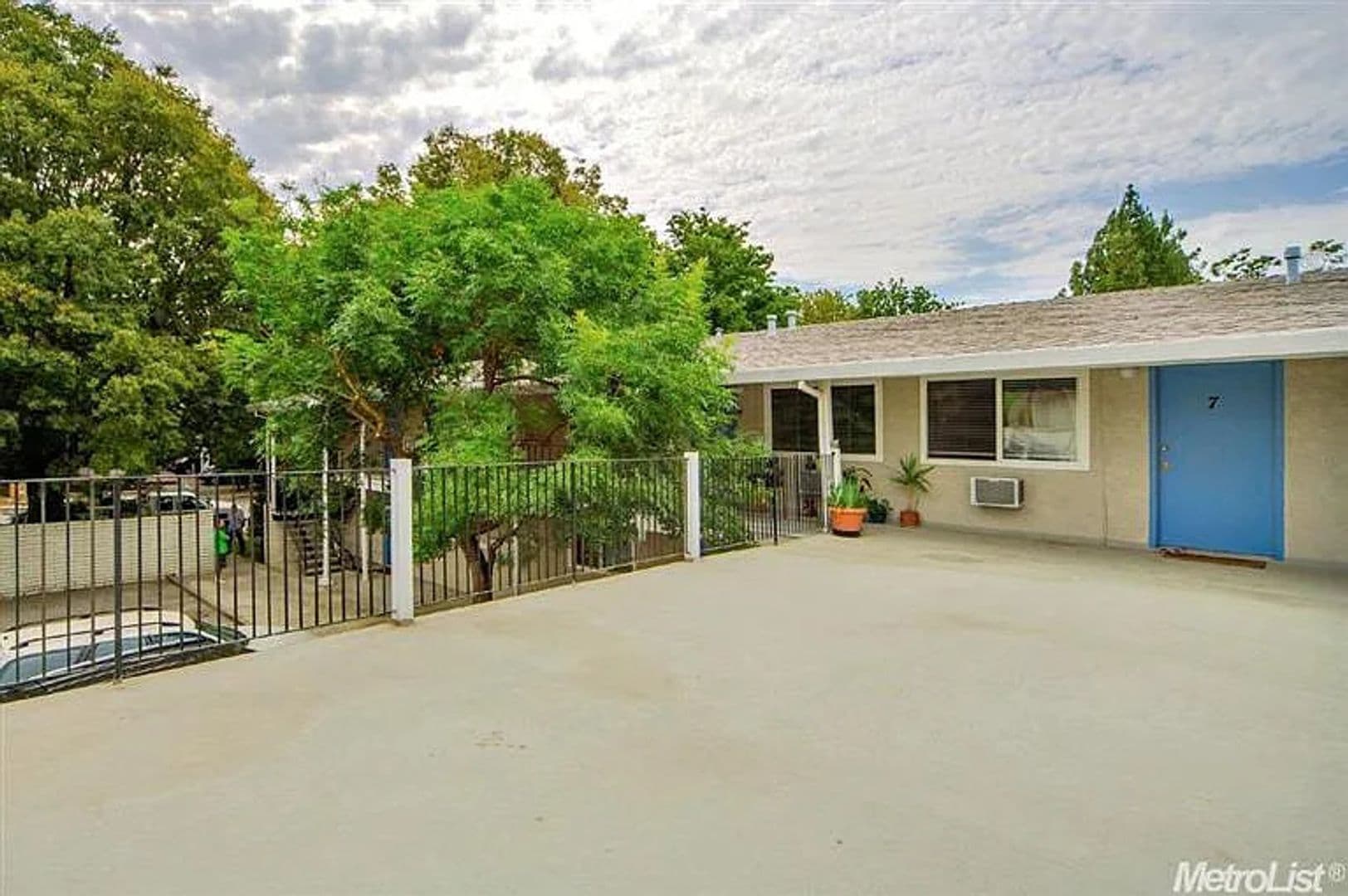 Davis Apartment: 635 Adams St
