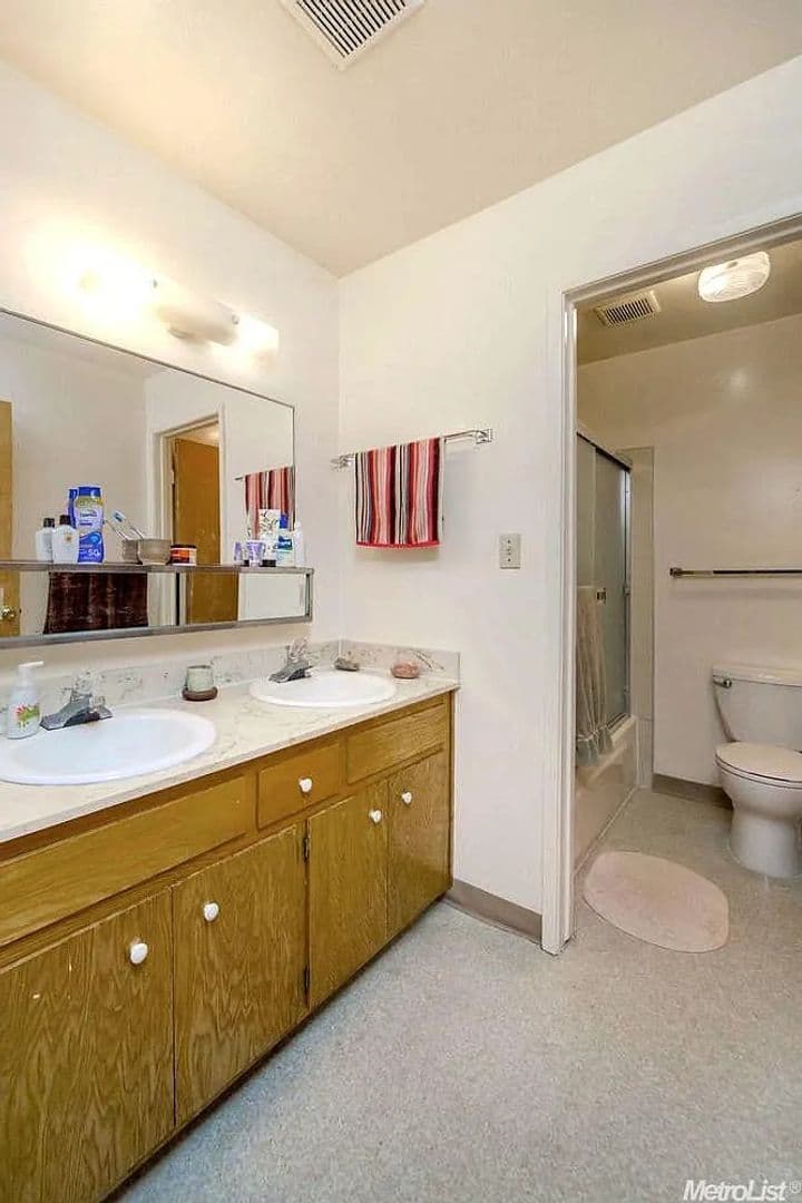Davis Apartment: 635 Adams St