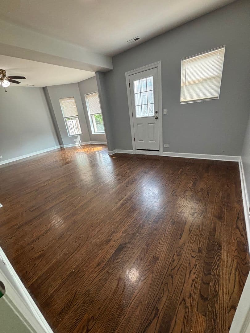 Chicago Apartment: 702-704 E 50th Pl