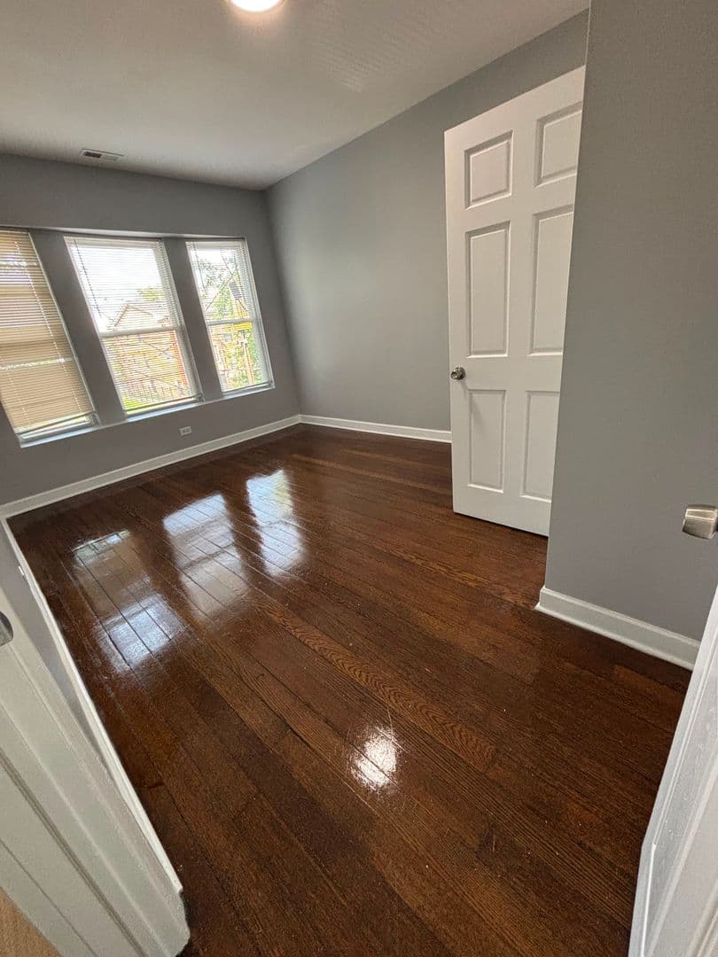 Chicago Apartment: 702-704 E 50th Pl