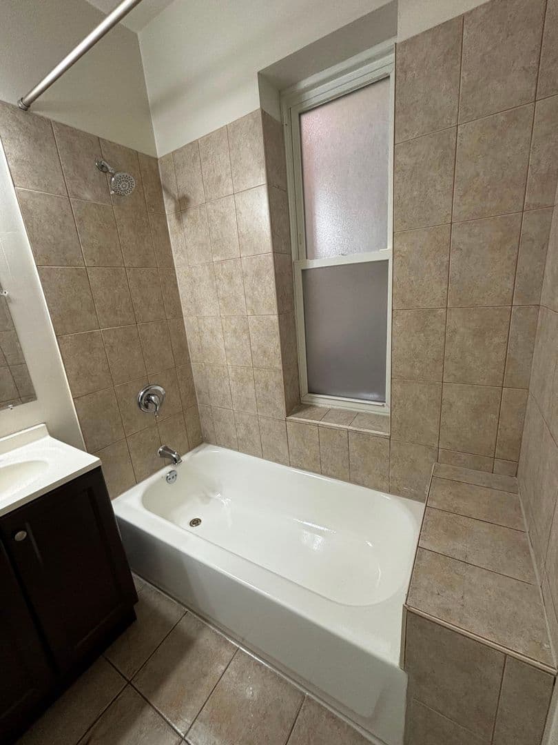 Chicago Apartment: 702-704 E 50th Pl
