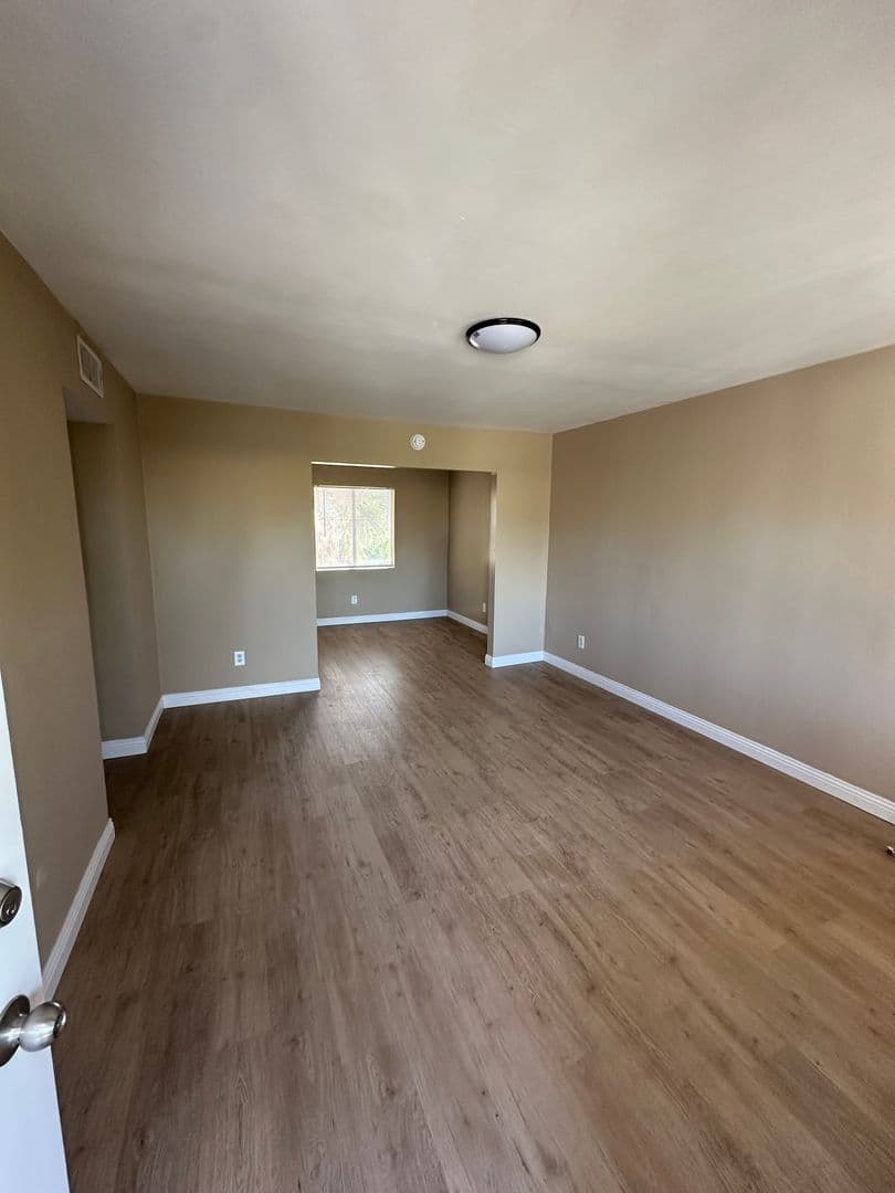 Bakersfield Apartment: 2601 Bishop Dr