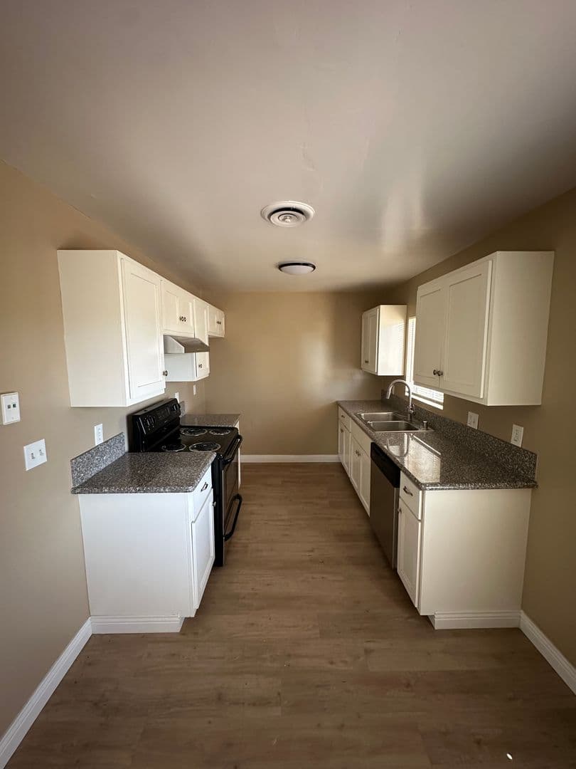 Bakersfield Apartment: 2601 Bishop Dr