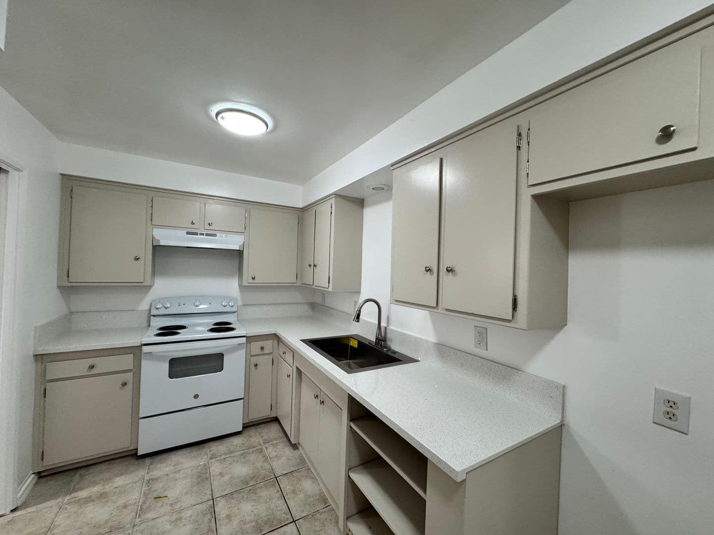 Bakersfield Apartment: 3920-3932 Christmas Tree Ln