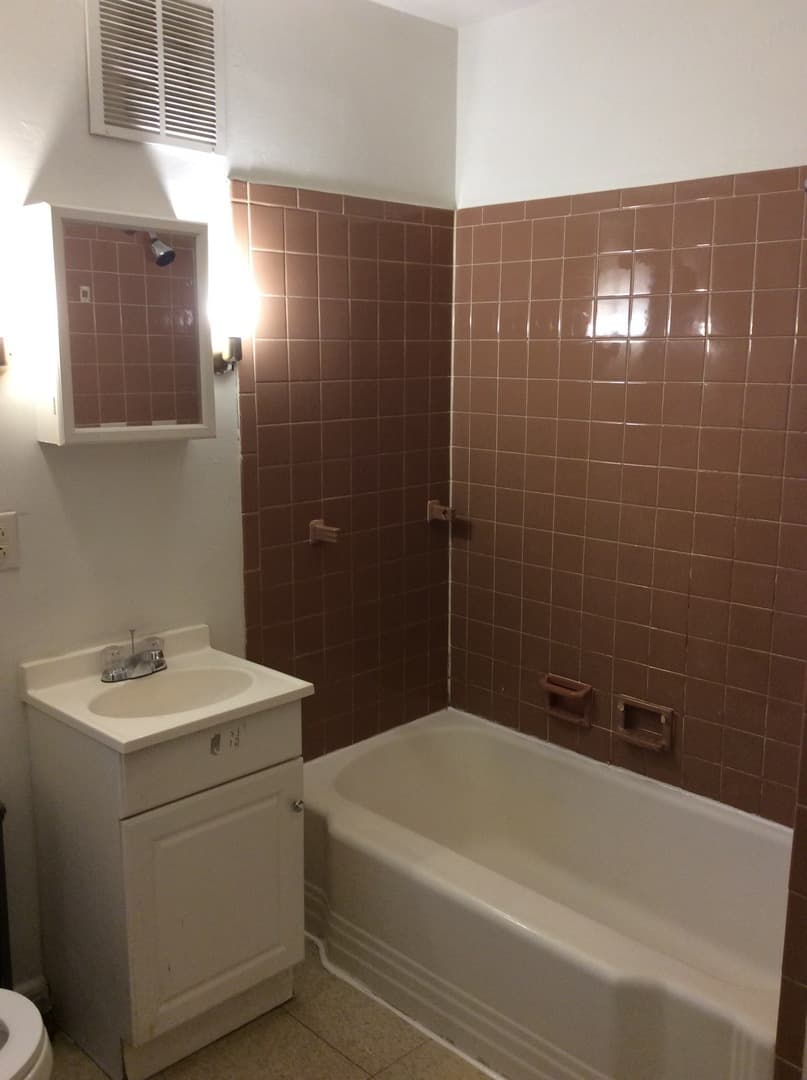 York House: 729 W Poplar St Apt 1