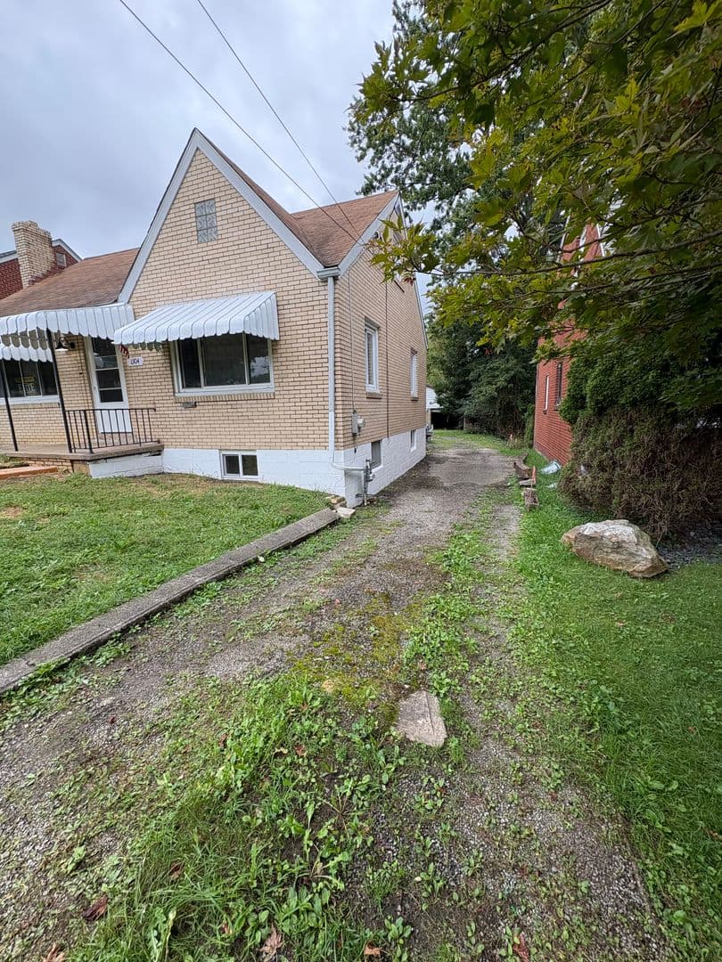Clairton House: 1304 Decker St