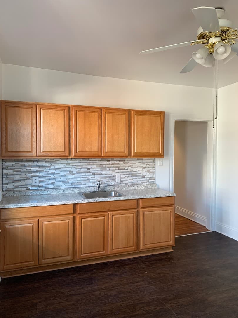 York House: 609 Wallace St Apt 2