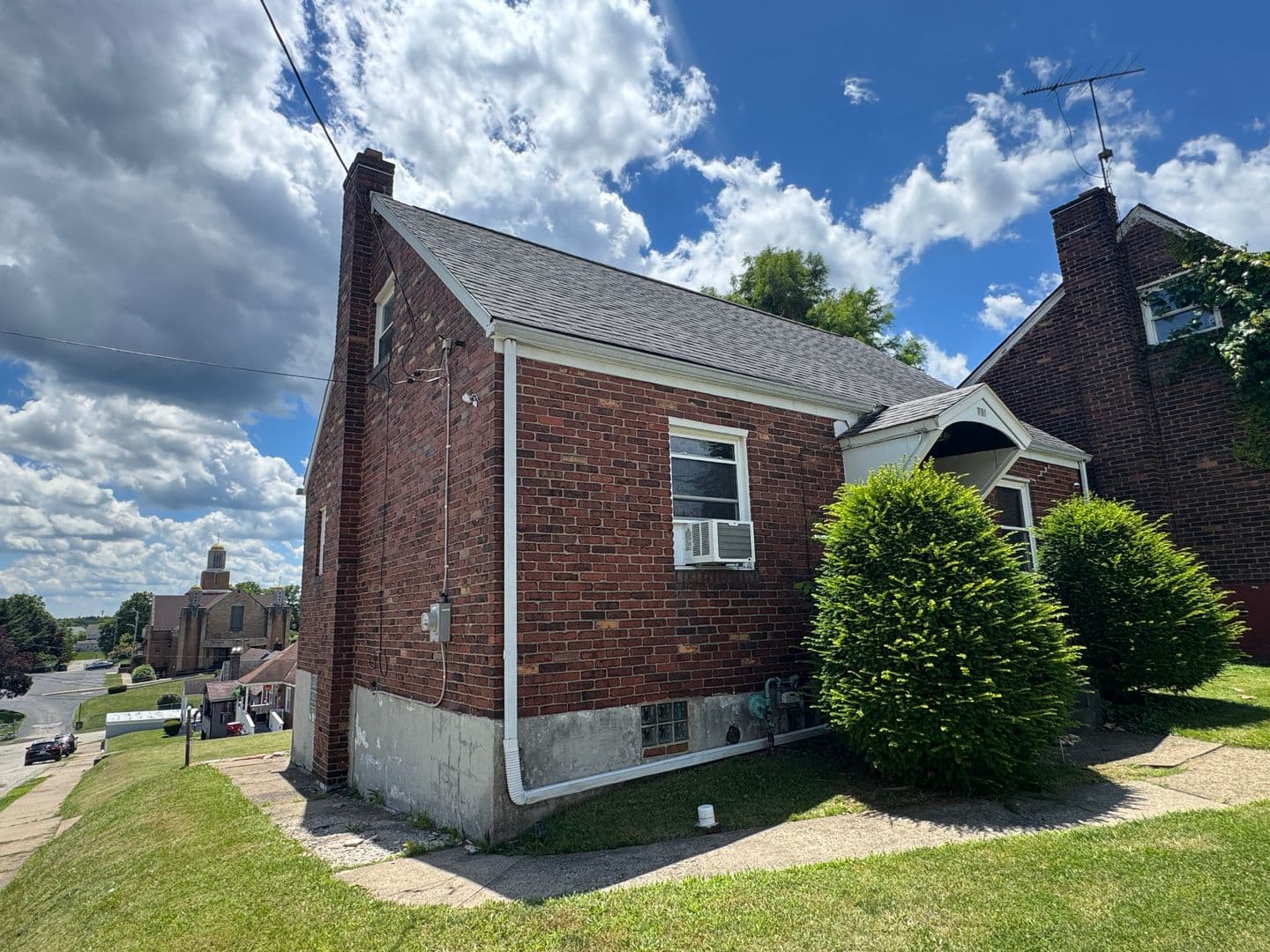 Duquesne House: 701 Mehaffey St