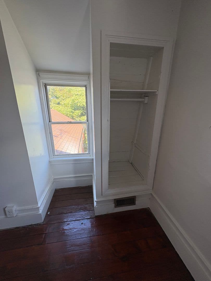 York House: 719 E Prospect St,
