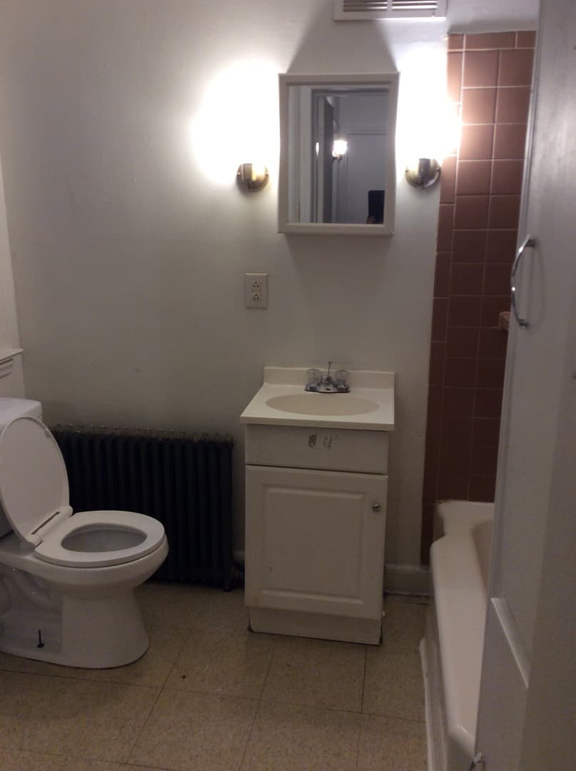 York House: 729 W Poplar St Apt 1