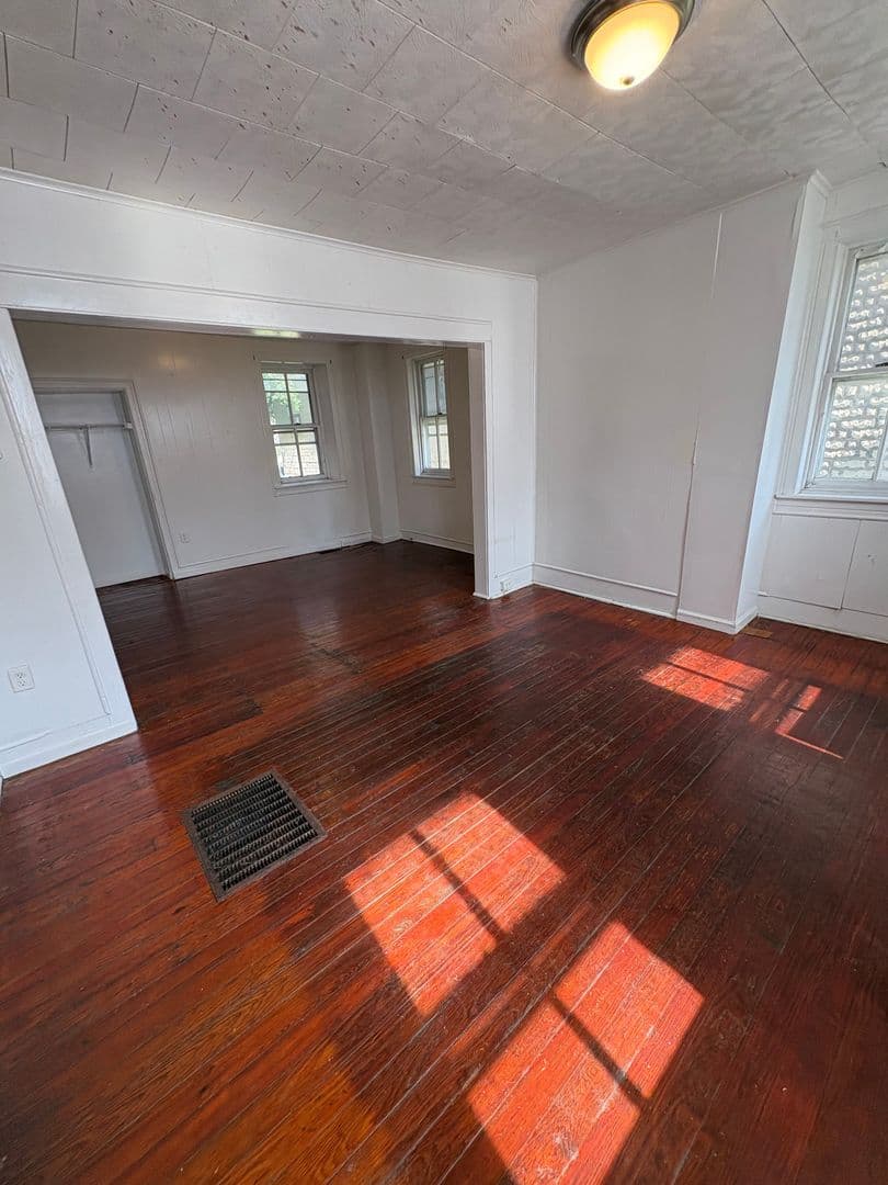 York House: 719 E Prospect St,
