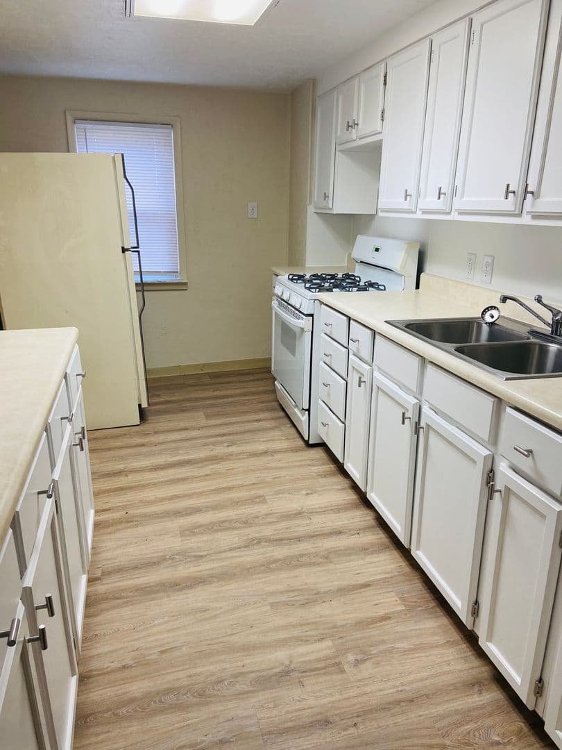 York House: 358 W Gas Ave