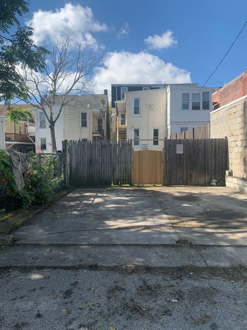 York House: 241 N. Newberry St., Unit 2