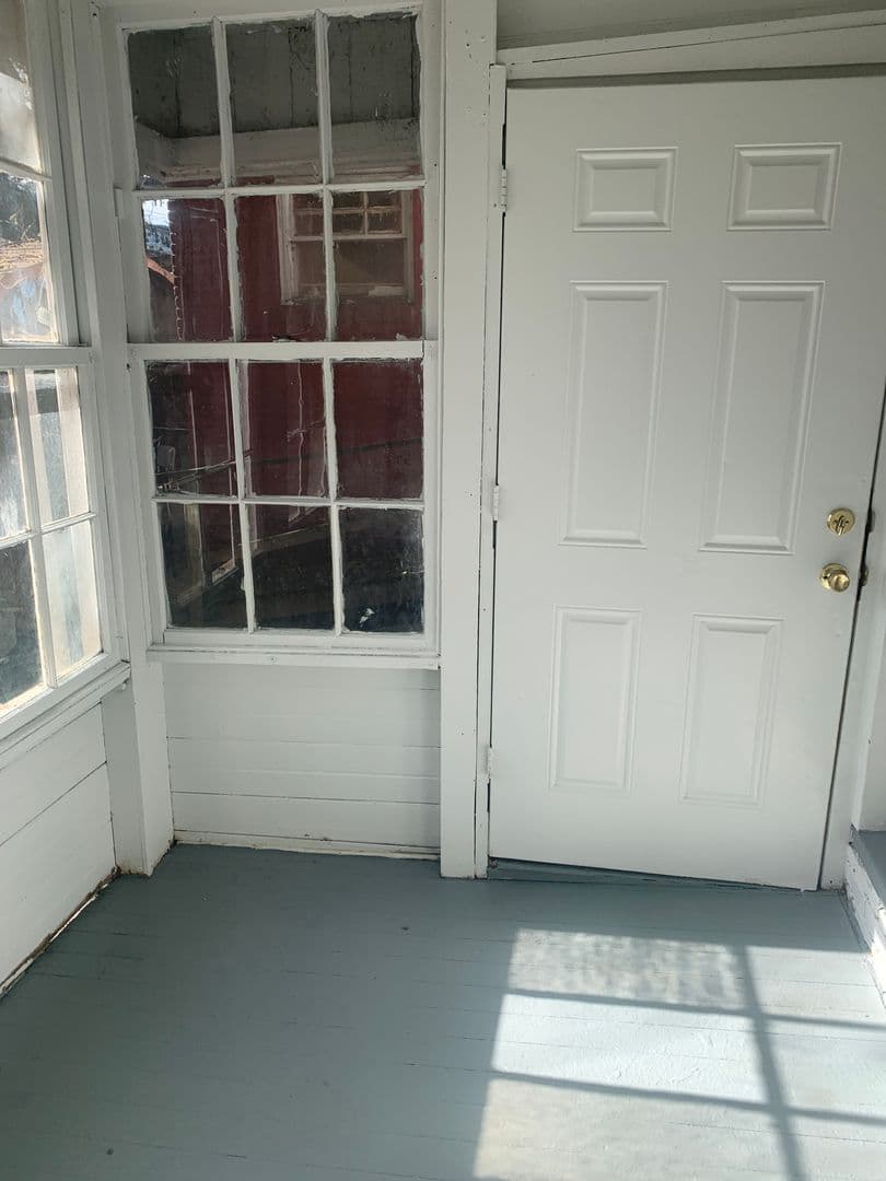 York House: 618 W Princess St,
