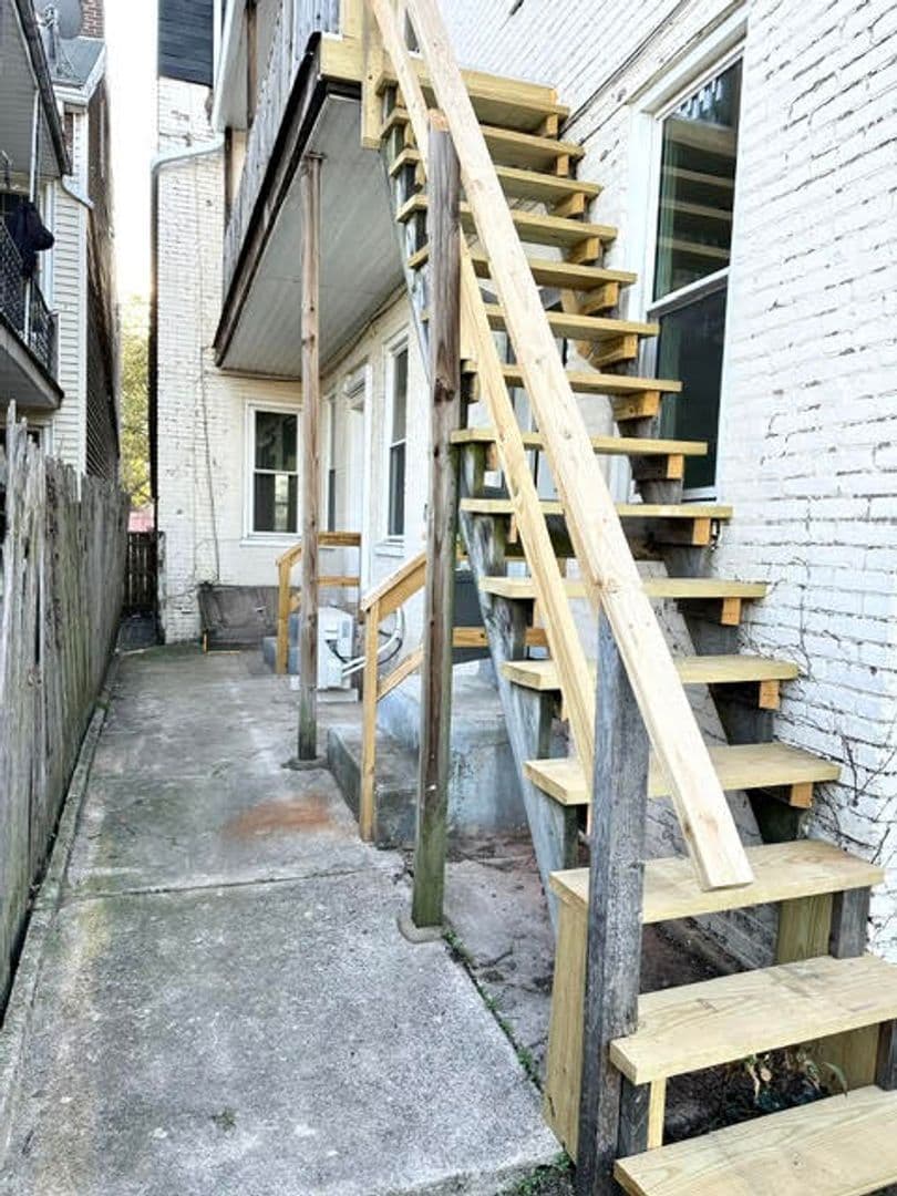 York House: 241 N. Newberry St., Unit 2