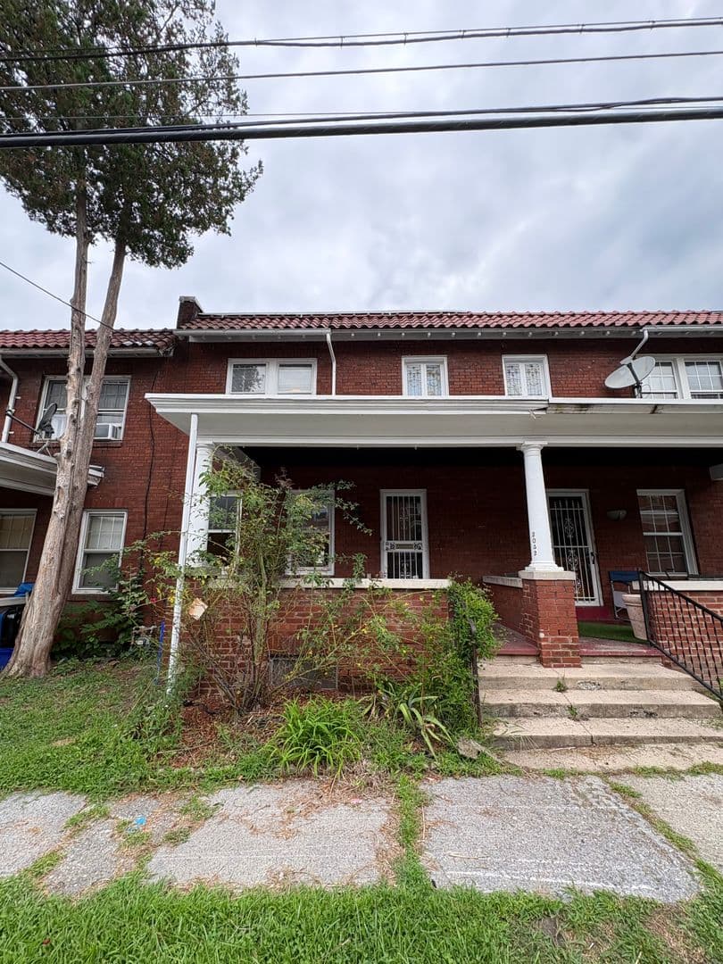 Harrisburg House: 2042 Zarker St (Capitol RE)