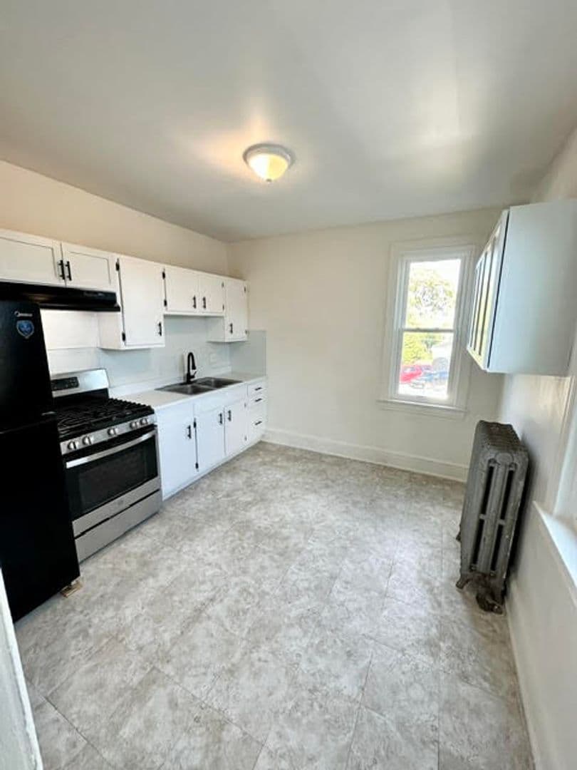 York House: 241 N. Newberry St., Unit 2