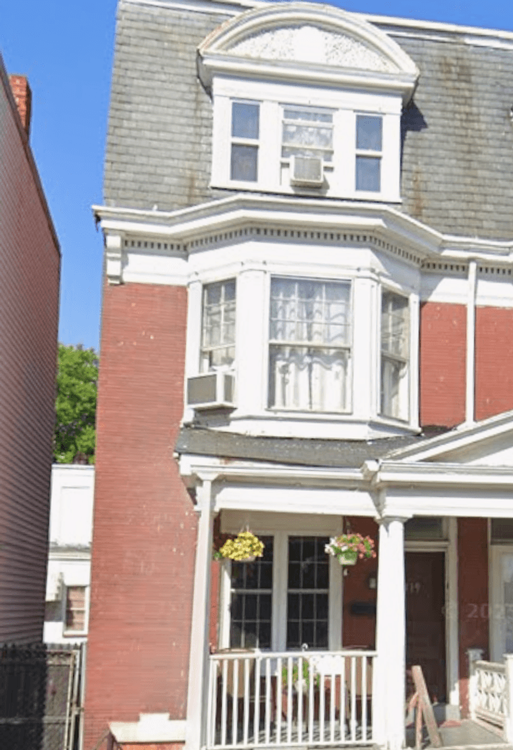York House: 419 Lindberg Ave