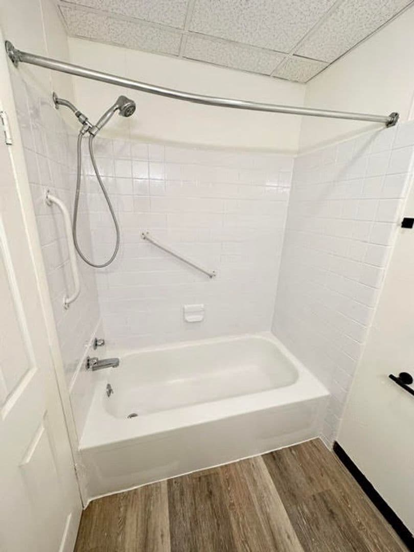 York House: 241 N. Newberry St., Unit 2