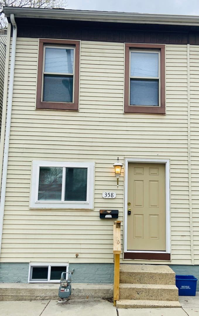 York House: 358 W Gas Ave