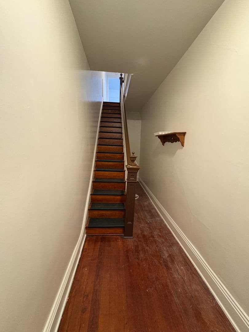 York House: 609 Wallace St Apt 2