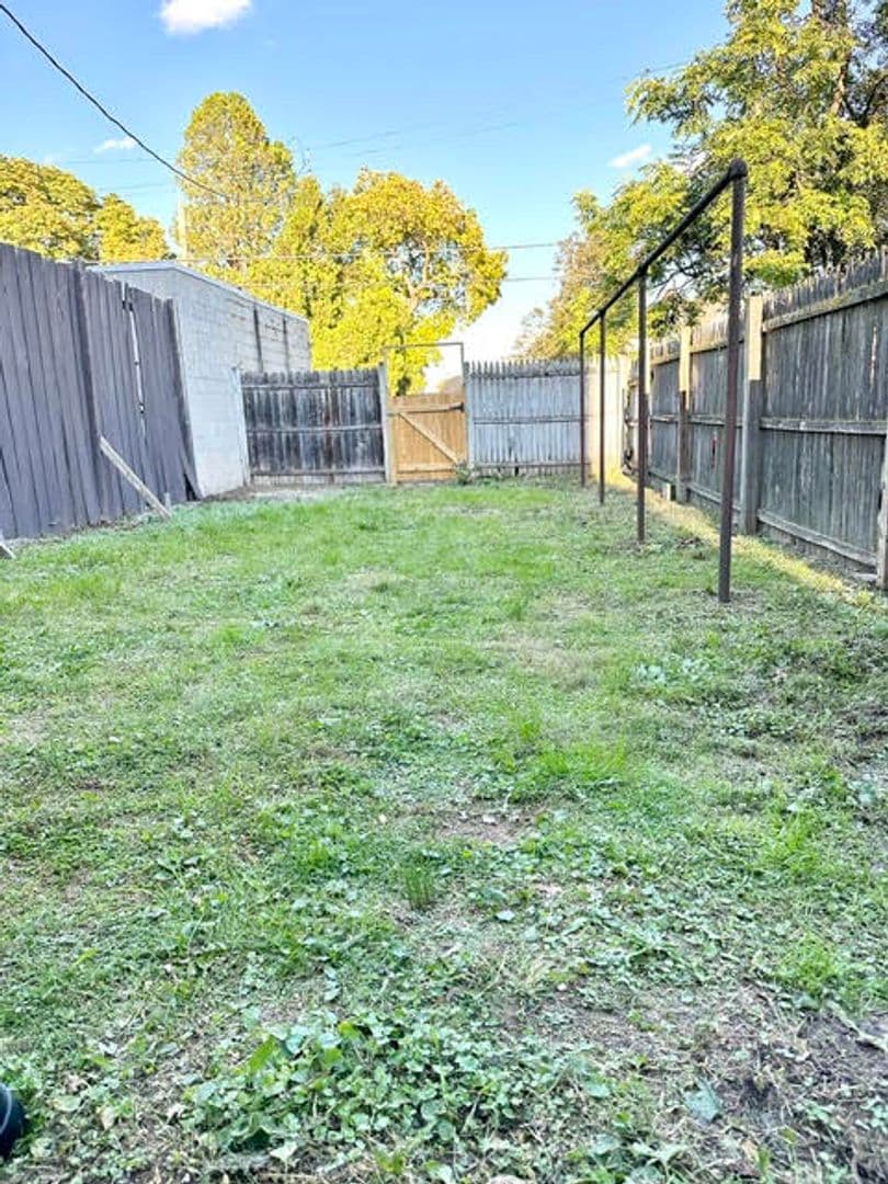 York House: 241 N. Newberry St., Unit 2