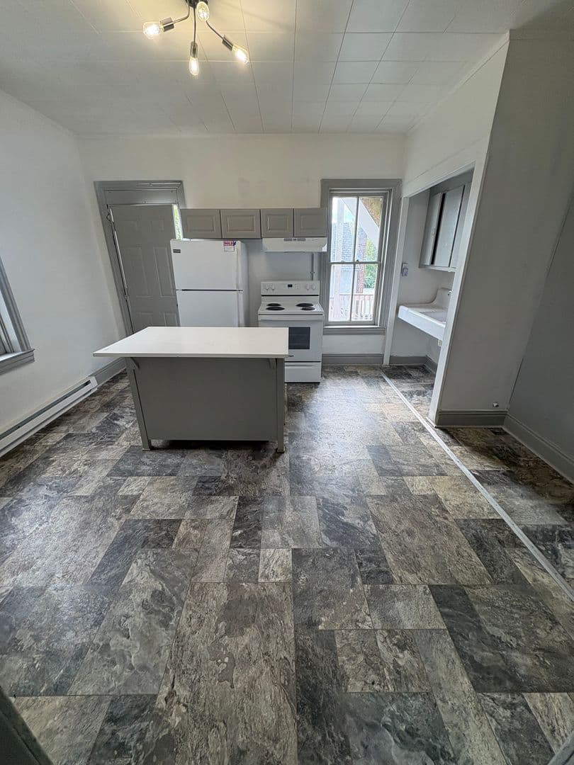 York House: 654 W College Ave Apt 2,